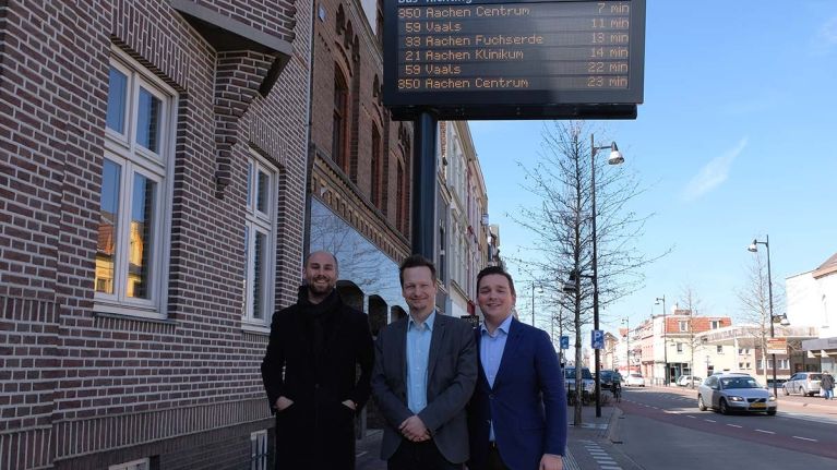 Dr. Dominik Elsmann vom AVV, Thomas Clemens von Arriva sowie Luc Meex von der Provinz Limburg freuen sich über die verbesserte Fahrgastinformation.