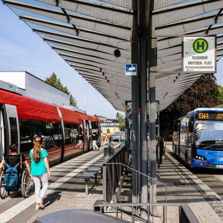 Die Busverknüpfung mit der euregiobahn am Eschweiler-Talbahnhof