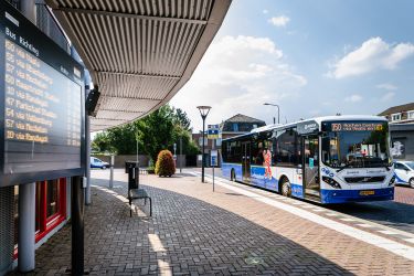 Ein Bus von Arriva in Gulpen unterwegs auf der Linie 350 nach Aachen
