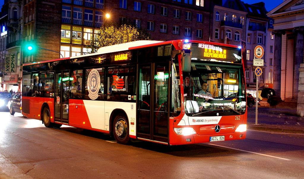 ASEAG-Bus in der Nacht vor dem Theater
