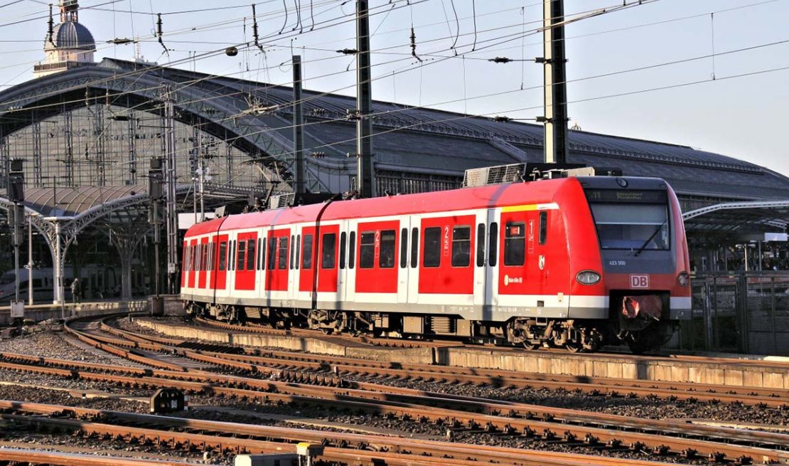 Eine S-Bahn bei Ausfahrt aus dem Hauptbahnhof Köln