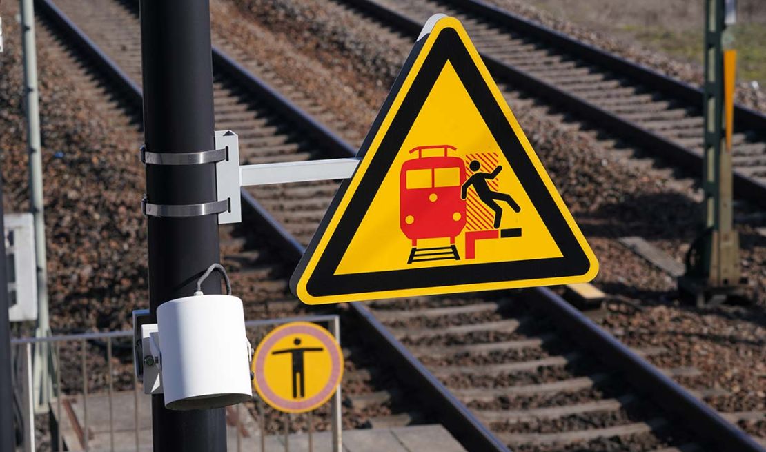 Schild zur Sicherheit an den Gleisen