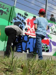 Kinder verschönern den Haltepunkt An den Aspen in Jülich mit Graffiti-Motiven