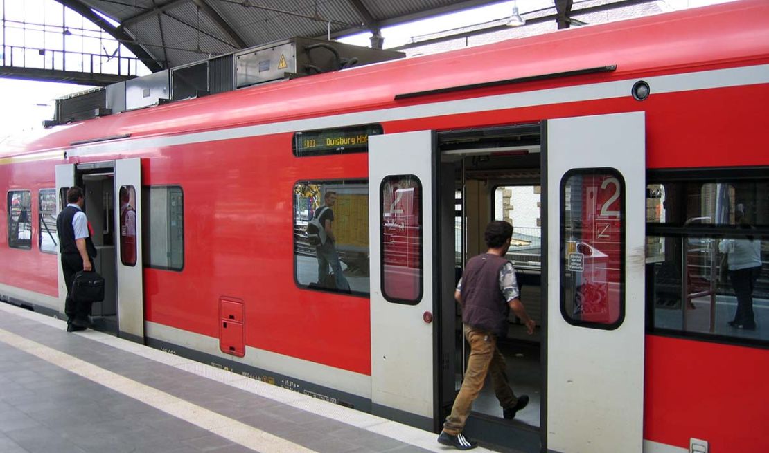 Zug der DB im Aachener Hauptbahnhof