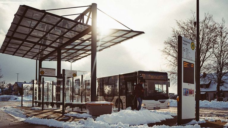 Ein Bus am winterllichen Bushof in Imgenbroich