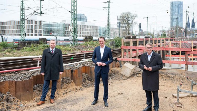 Das Bild zeigt von links nach rechts NVR-Geschäftsführer Heiko Sedlaczek, NRW-Verkehrsminister Hendrik Wüst und DB-Infrastrukturvorstand Ronald Pofalla.
