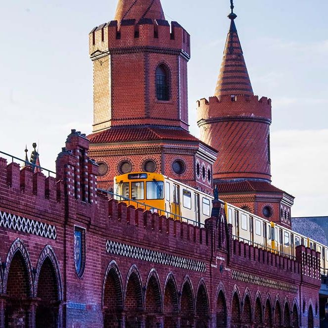 Eine S-Bahn auf der Oberbaumbrücke in Berlin