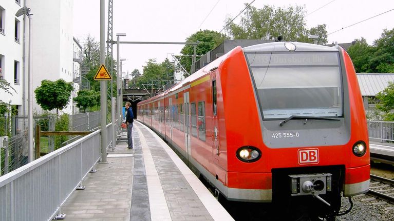 Ein Zug der DB hält an einem Haltepunkt