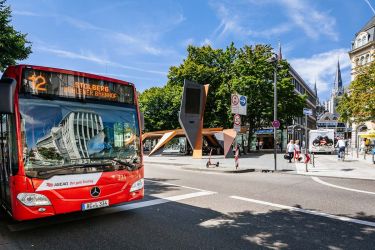 Ein ASEAG-Bus am Elisenbrunnen in Aachen
