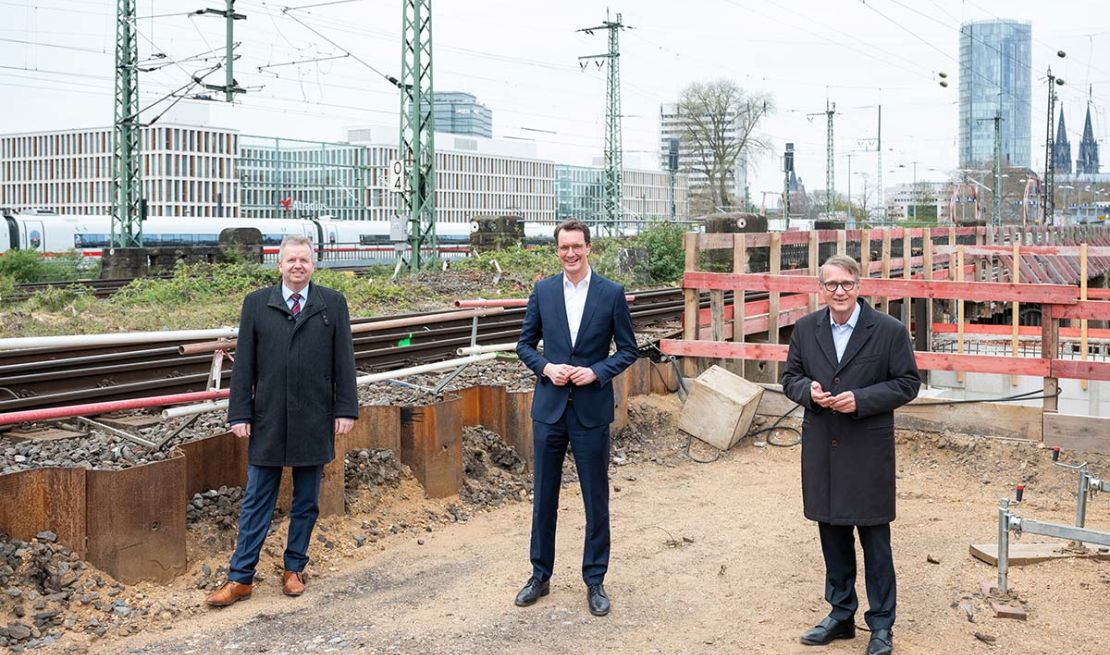 Das Bild zeigt von links nach rechts NVR-Geschäftsführer Heiko Sedlaczek, NRW-Verkehrsminister Hendrik Wüst und DB-Infrastrukturvorstand Ronald Pofalla.