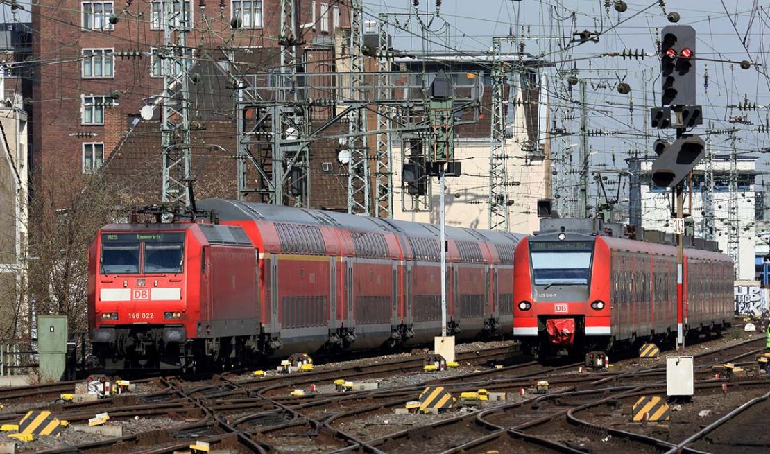 Züge bei Einfahrt in Köln Hbf