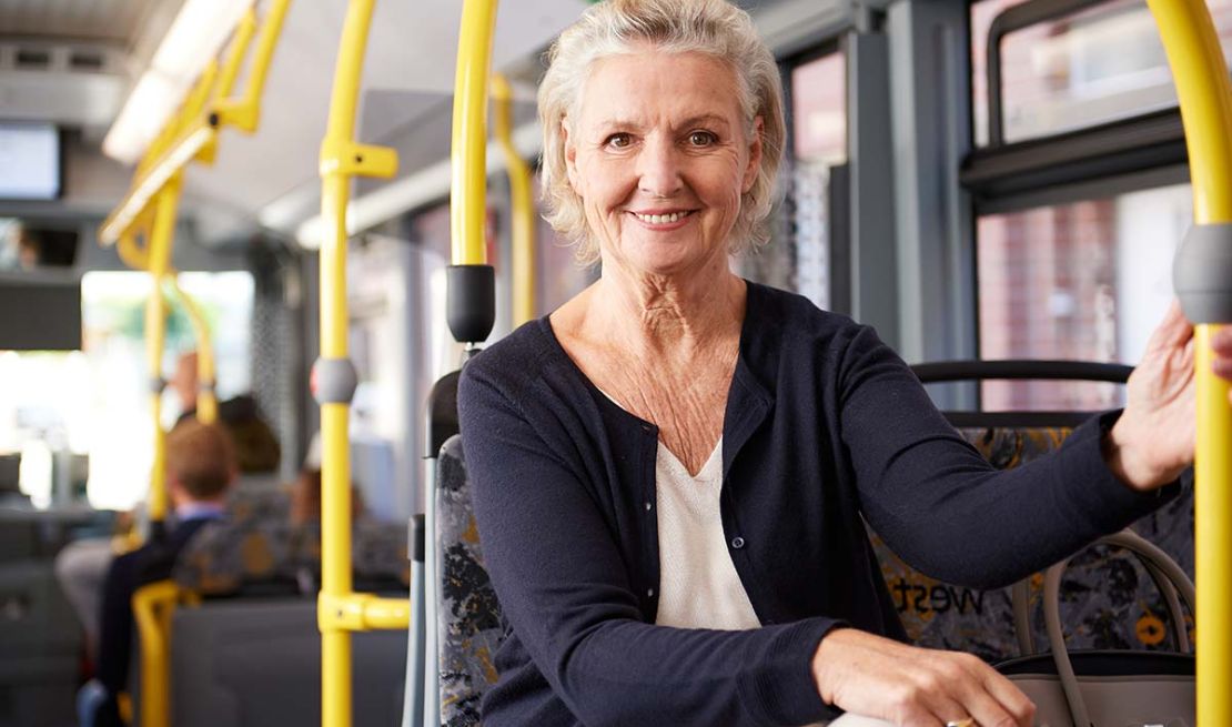 Eine Seniorin im Bus