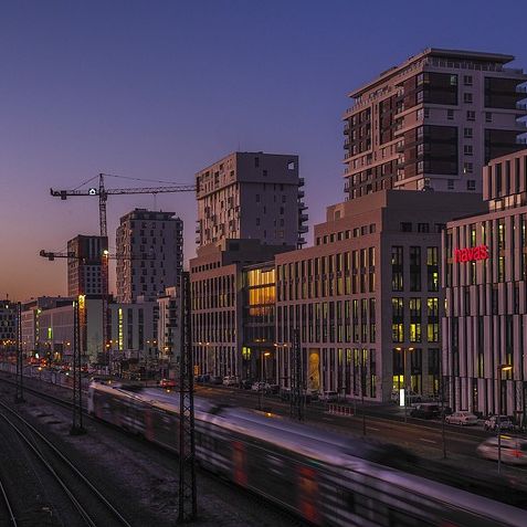 Der Rhein Ruhr Express unterwegs in Düsseldorf