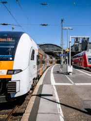 RRX und DB-Zug im Aachener Hauptbahnhof