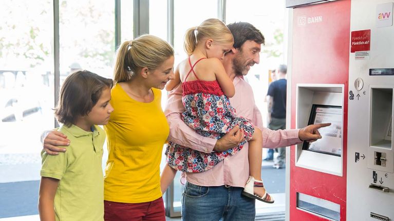 Familie am Fahrkartenautomaten