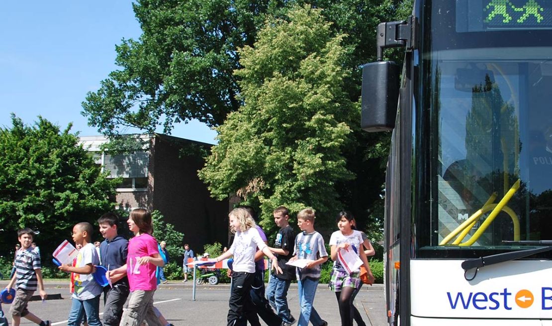 Aussteigende Schüler aus einem Bus der WestVerkehr