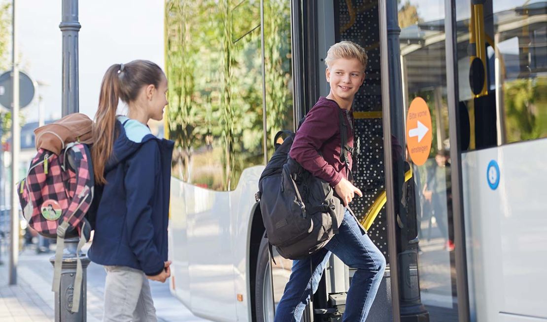 Schüler steigen in einen Bus