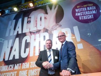 AVV- und goRheinland-Geschäftsführer Heiko Sedlaczek und der Verkehrsminister der niederländischen Provinz Lmburg geben sich symbolisch die Hand
