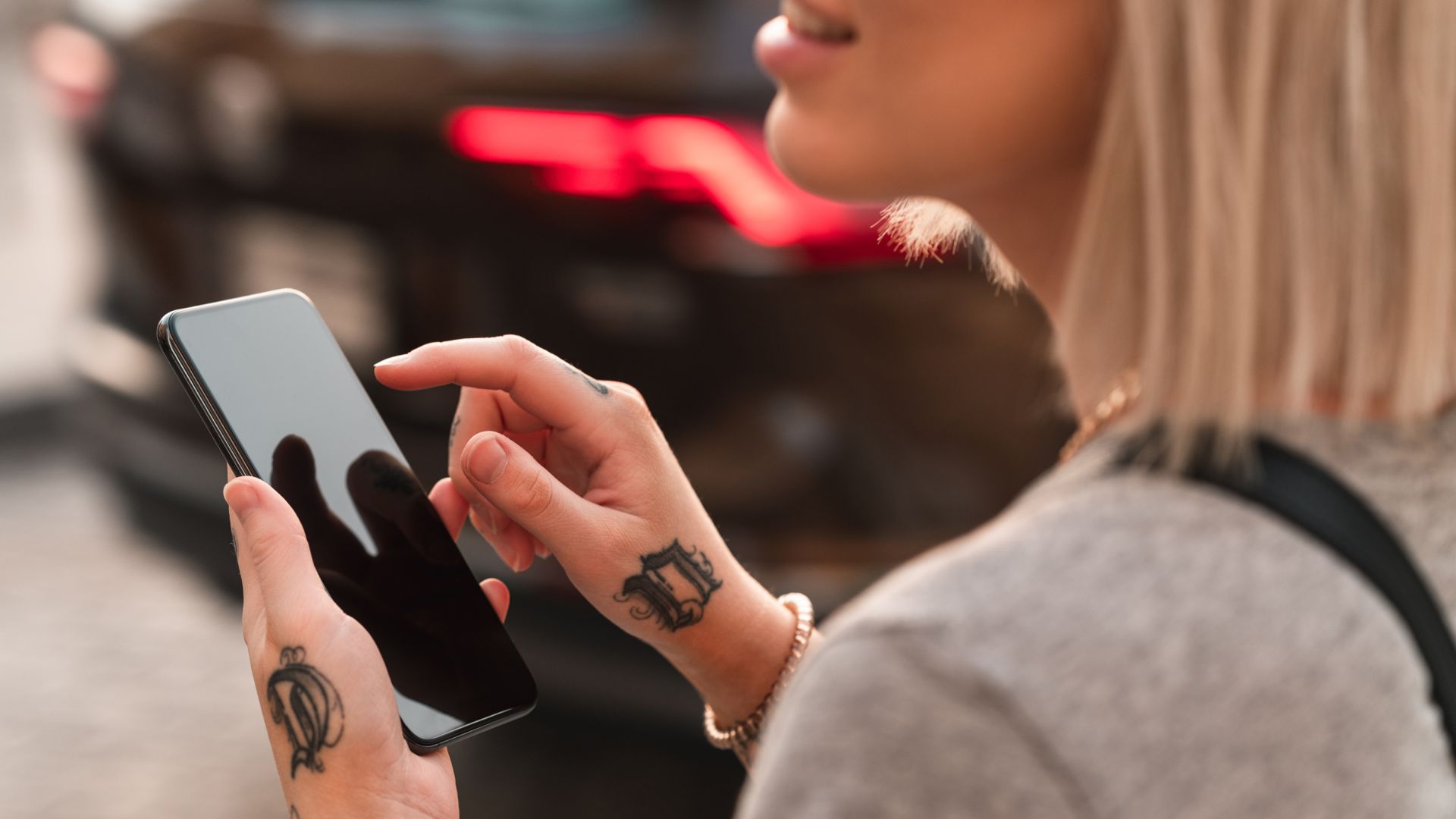 Eine Frau hält eine Smartphone in der Hand