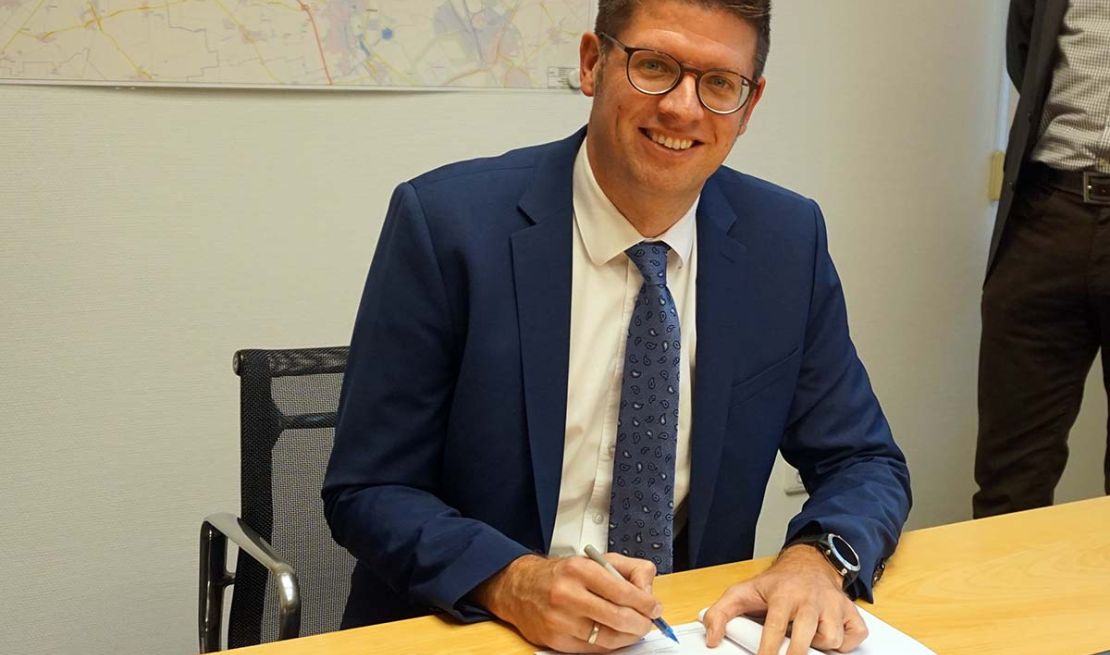 Bürgermeister Stephan Muckel unterzeichnet die Rahmenvereinbarung.