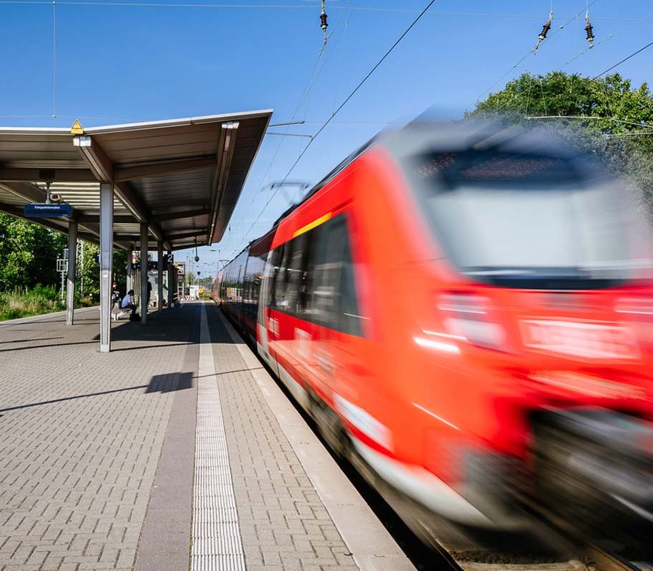 Ein Zug im Bahnhof Aachen-Rothe Erde