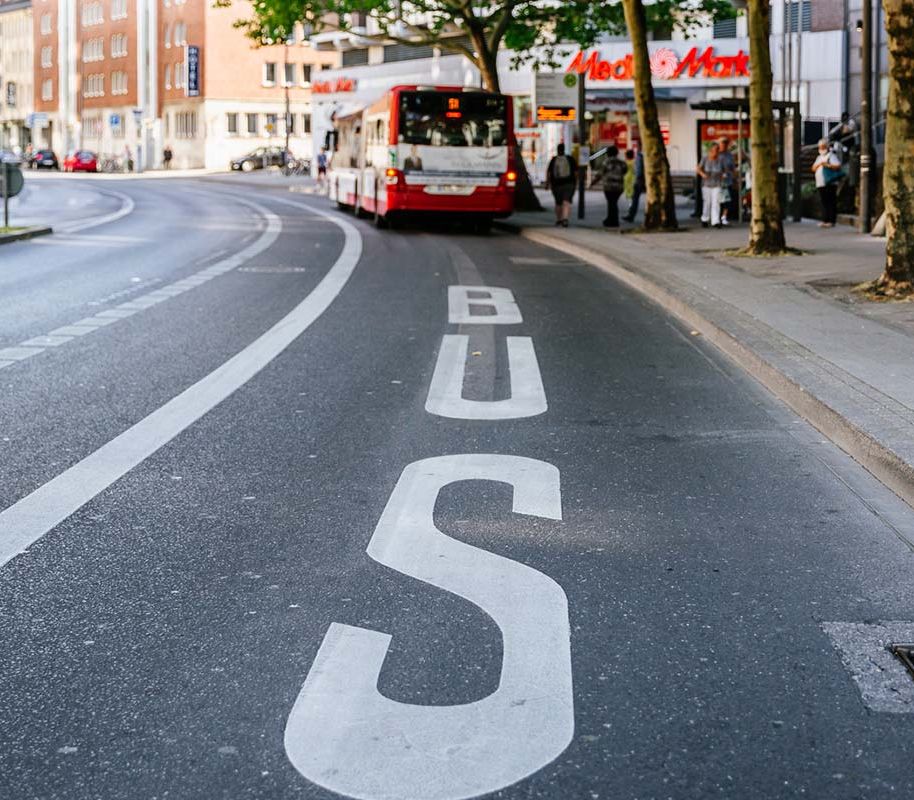 Ein Bus auf einer Busspur in Aachen