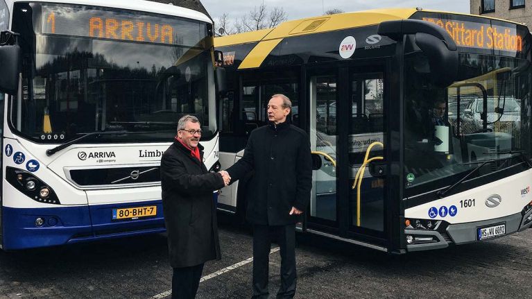 Frank van Setten, Arriva und Udo Winkens, WestVerkehr, begrüßen die neuen Busverbindungen