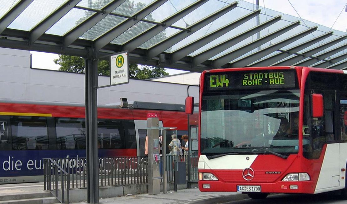 Bus und Bahn am Talbahnhof in Eschweiler
