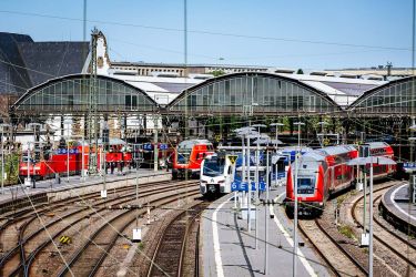 Blick auf die Gleise im Aachener Hauptbahnhof.
