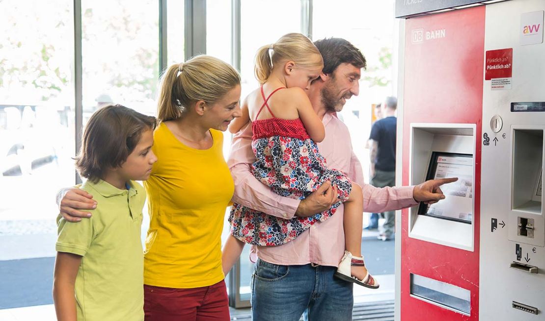 Familie am Fahrkartenautomaten
