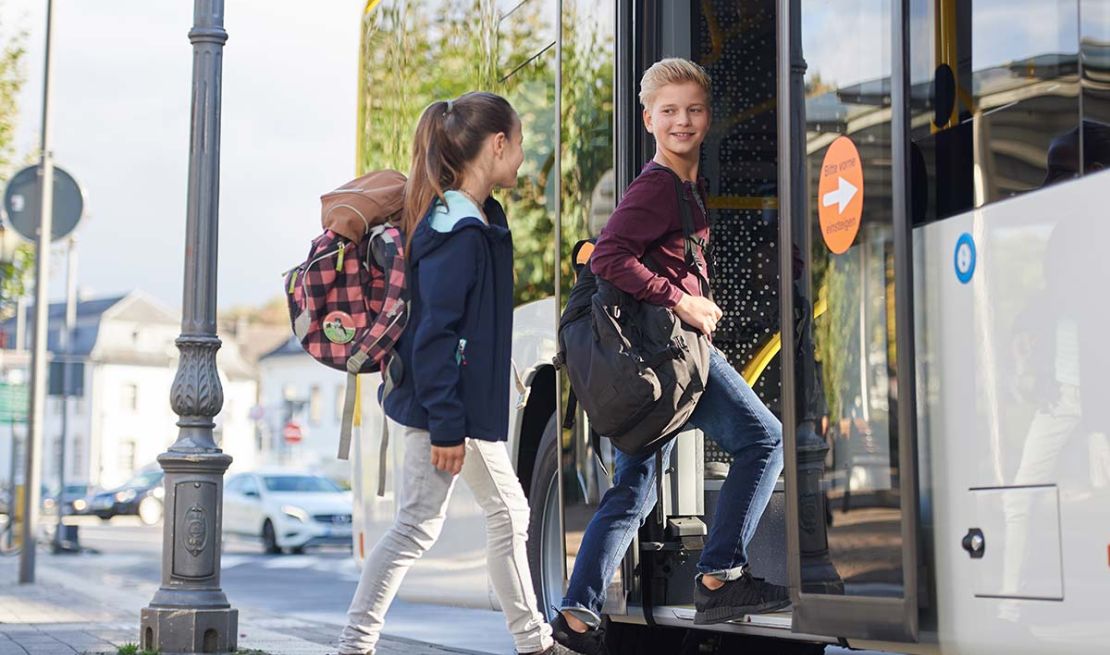 Schüler steigen in einen Bus