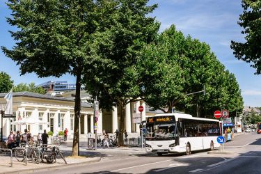 Blick auf den Elisenbrunnen in Aachen mit Bushaltestellen davor