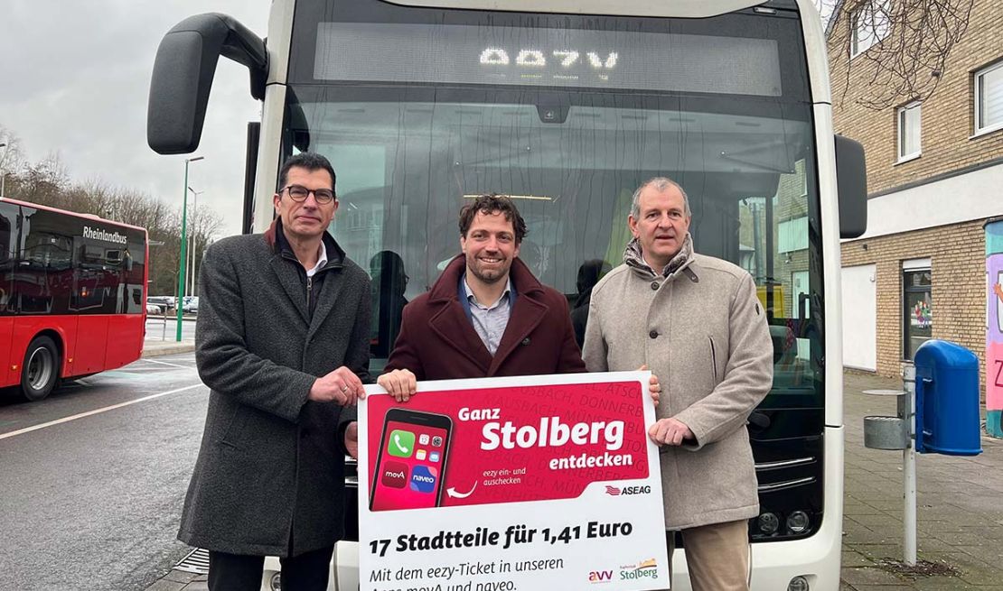 AVV-Geschäftsführer Hans-Peter Geulen, Stolbergs Bürgermeister Patrick Haas und ASEAG-Vertreter Joachim Adler stellen das neue Ticket vor.