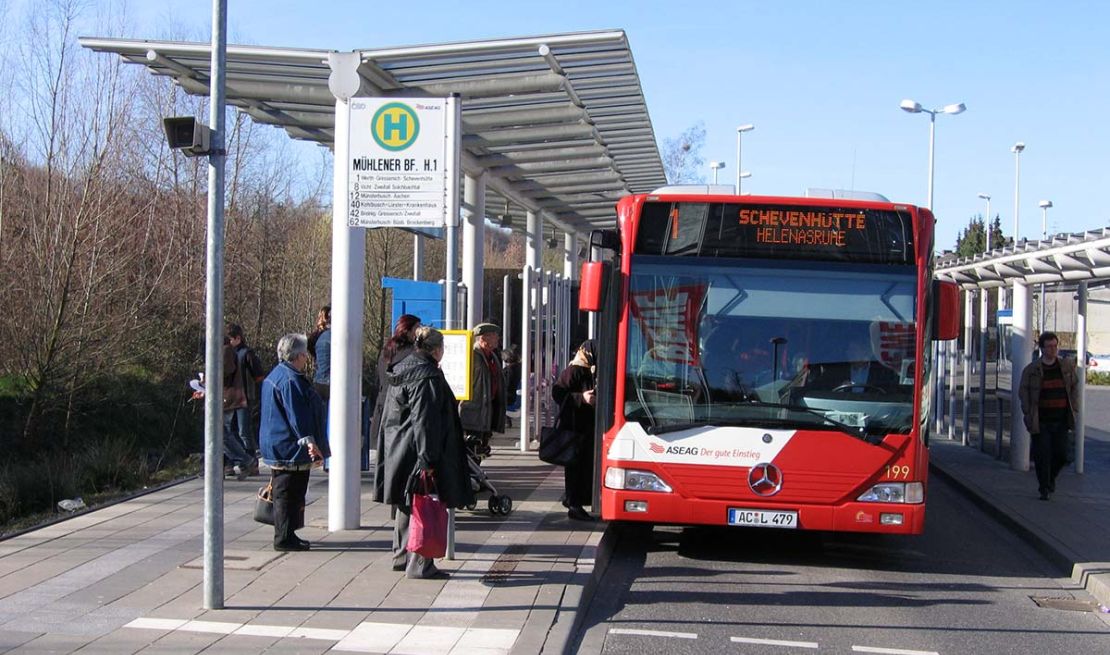 Bus hält am Mühlener Bahnhof
