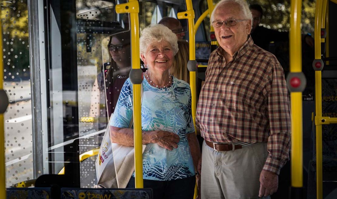 Senioren unterwegs mit dem Bus