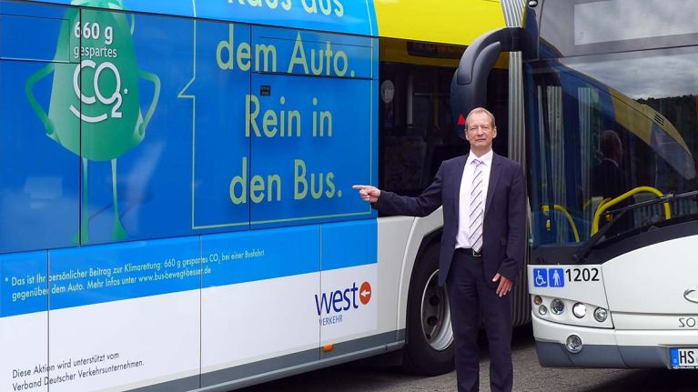Udo Winkens, Geschäftsführer der West, stellt einen Kampagnenbus vor