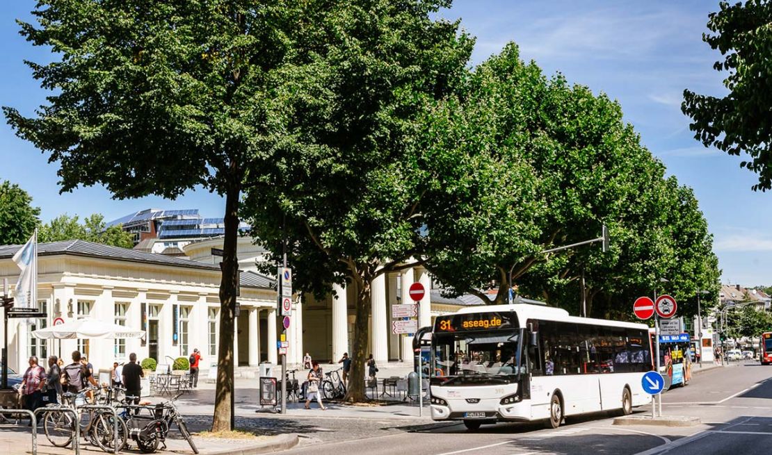 Blick auf den Elisenbrunnen in Aachen mit Bushaltestellen davor