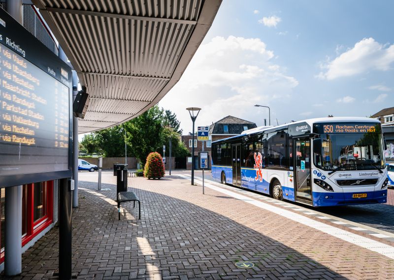 Ein Bus von Arriva in Gulpen unterwegs auf der Linie 350 nach Aachen