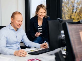 Marius Liebscher und Sandra Brocks arbeiten gemeinsam am Rechner