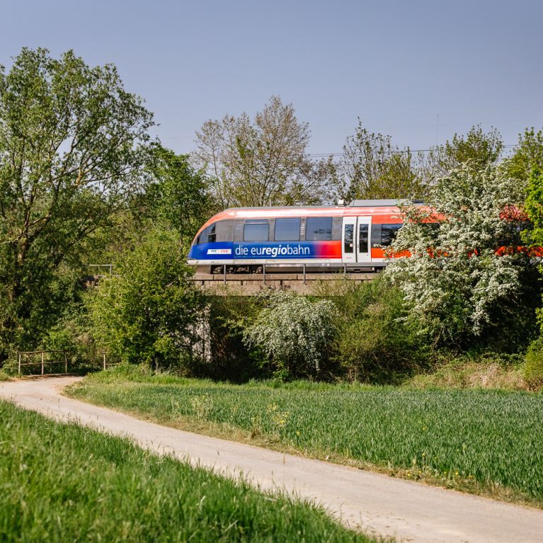 Die euregiobahn fährt durch die Landschaft