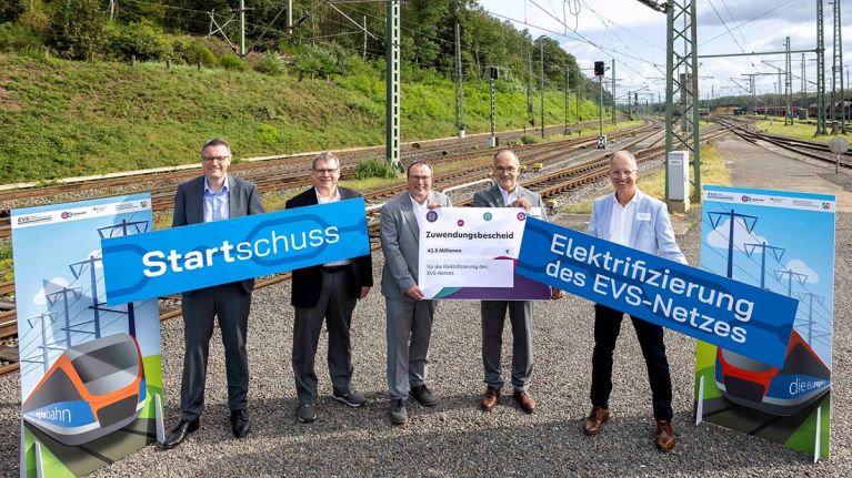 Zu sehen sind von links: Städteregionsrat Dr. Tim Grüttemeier, EVS-Geschäftsführer Christian Hartrampf, NRW-Verkehrsminister Oliver Krischer, EVS-Geschäftsführer Thomas Fürpeil sowie go.Rheinland-Geschäftsführer Dr. Nobert Rheinkober.