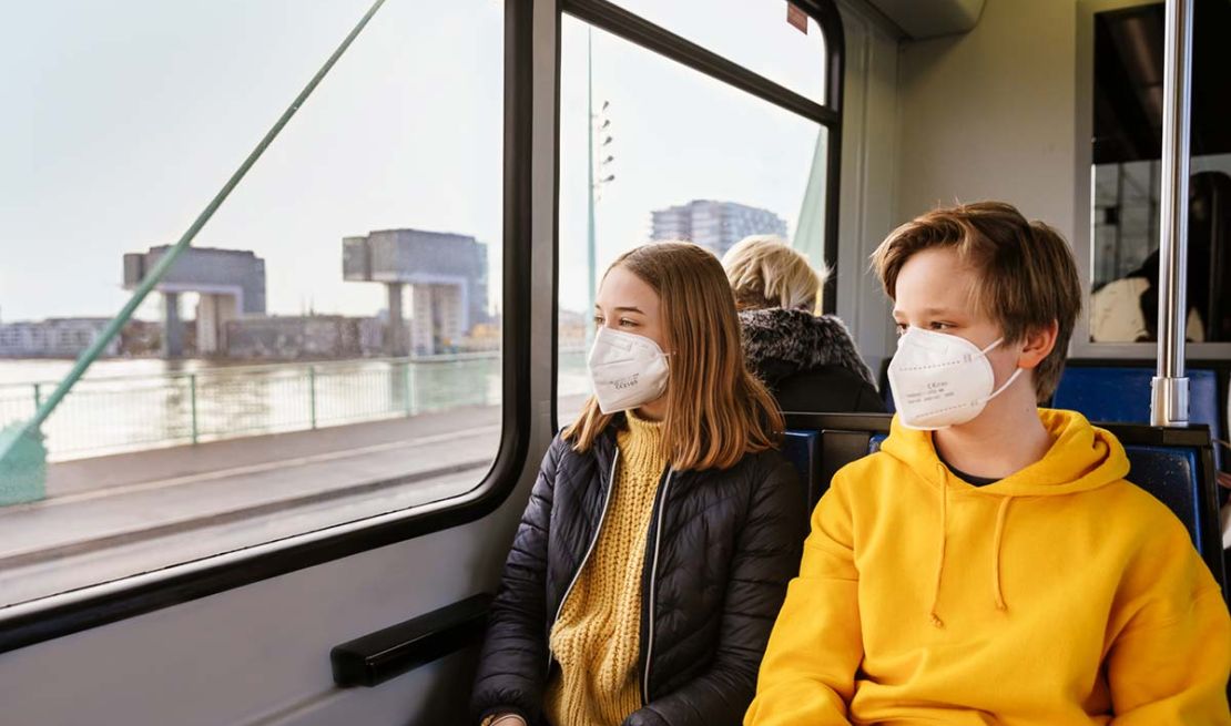 Kinder bzw. Jugendliche mit Maske in der Bahn