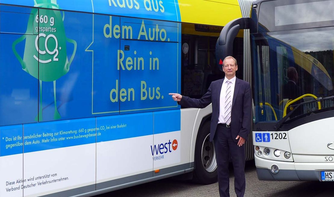Udo Winkens, Geschäftsführer der West, stellt einen Kampagnenbus vor