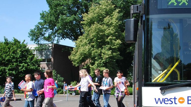 Aussteigende Schüler aus einem Bus der WestVerkehr