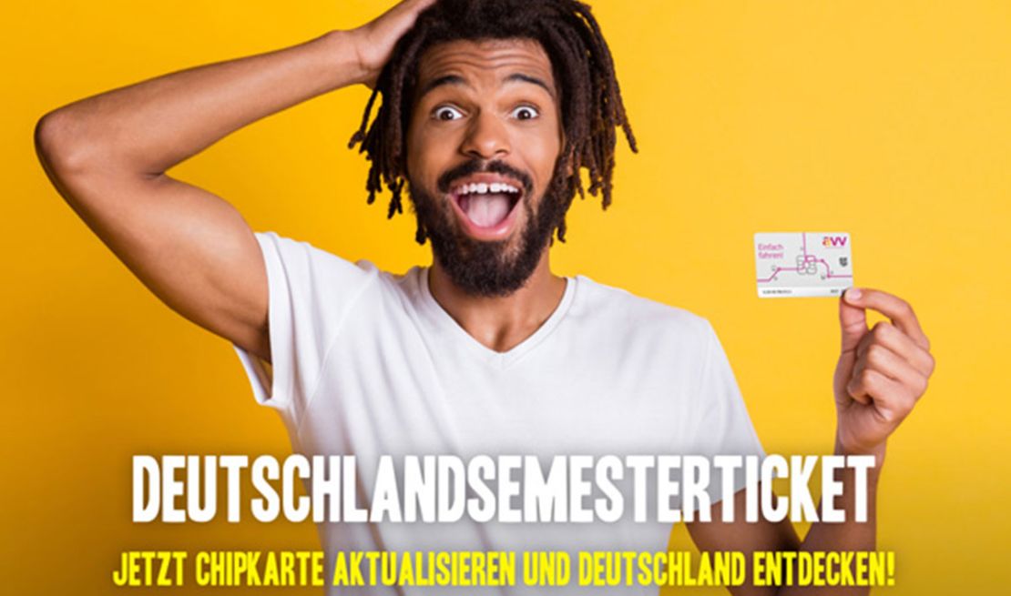 Ein Studierender mit einer Chipkarte in der Hand, dazu der Text "Deutschlandsemesterticket; Jetzt Chipkarte aktualisierun und Deutschland entdecken!"