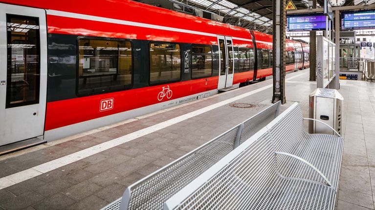 Ein Zug von DB Regio in Köln Hbf