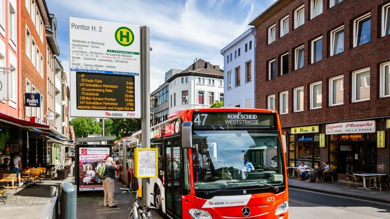Ein Bus der ASEAG am Ponttor in Aachen.