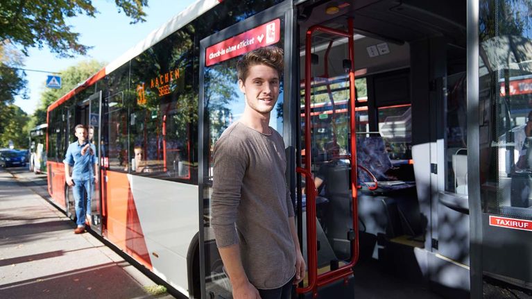 Ein Fahrgast steigt vorne in einen Bus