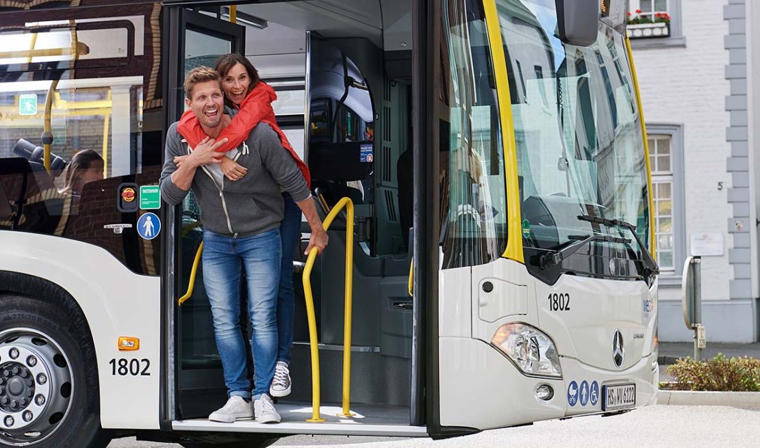 Fahrgäste steigen aus einem Bus der West