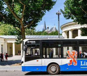 Ein Bus am Elisenbrunnen in Aachen